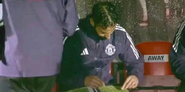 曼联连战三败！阿莫林或考虑辞职，球迷集体呼唤穆帅回归